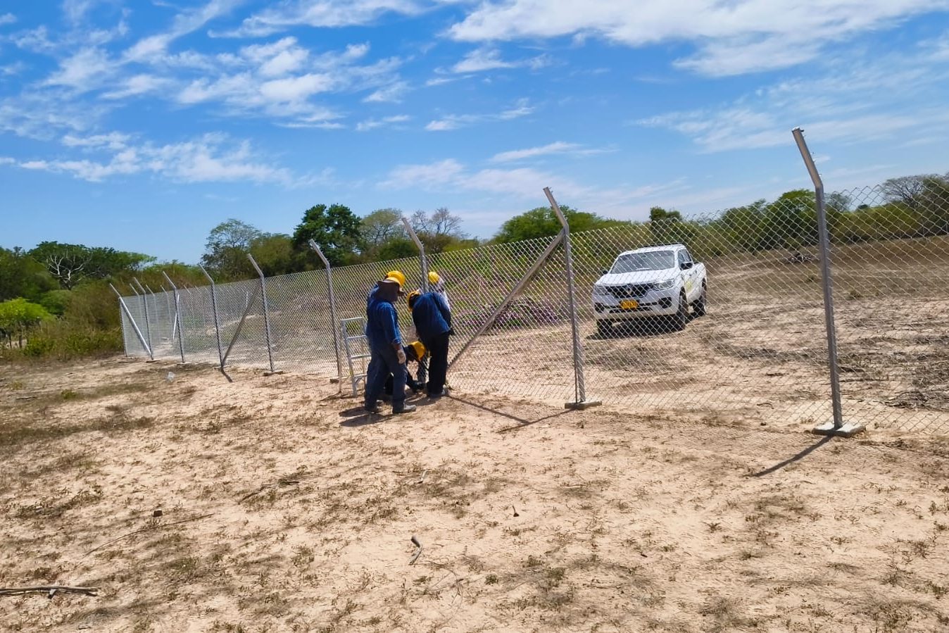 Cuadrilla instalando cerramiento perimetral en el Parque Solar La Unión