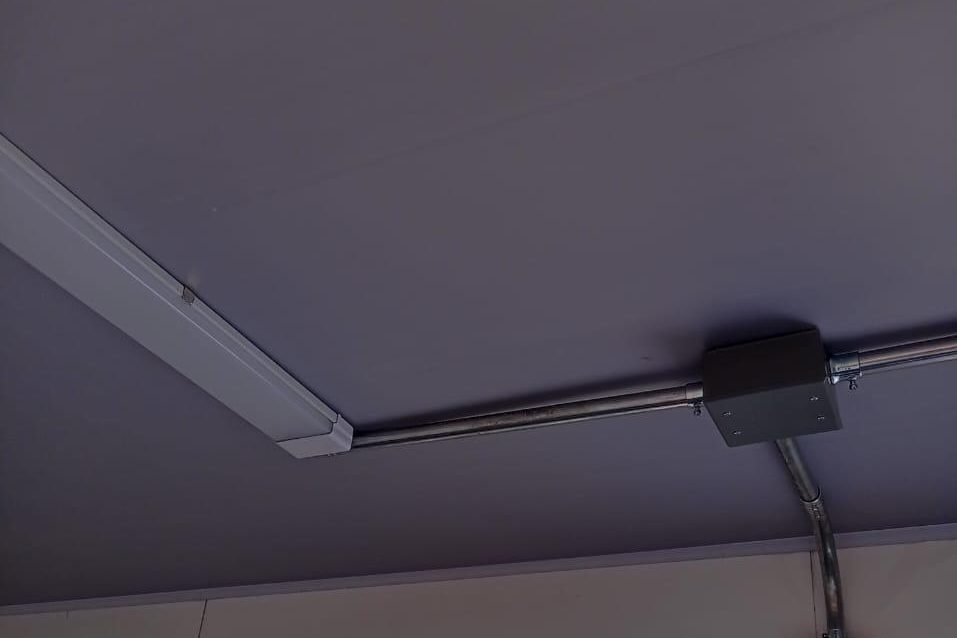 Canalización eléctrica e iluminación en el interior del contenedor